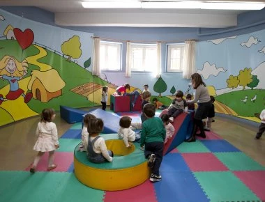 Όλα τα παιδιά των πυρόπληκτων περιοχών της Αττικής θα πάρουν voucher για τους παιδικούς σταθμούς